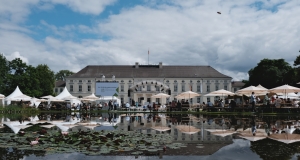 Hauptbühne der Woche der Umwelt vor dem Schloss Bellevue, im Vordergrund spiegelt sich die Szene im Teich, der mit Seerosen bedeckt ist 