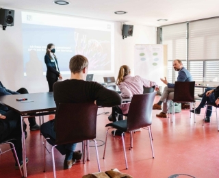 Eine Gruppe von Teilnehmenden der Fachtagung diskutiert Vorschläge